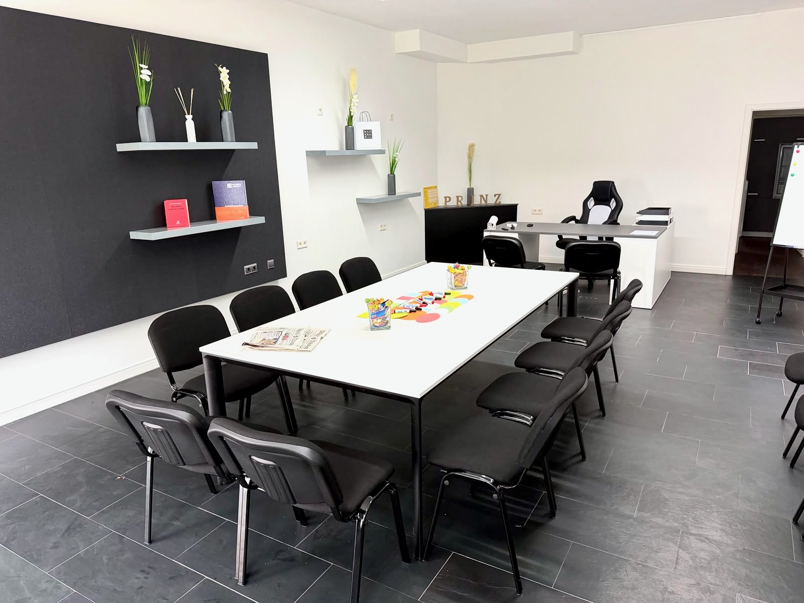 Schulungsraum Borchen — Tisch und Regale