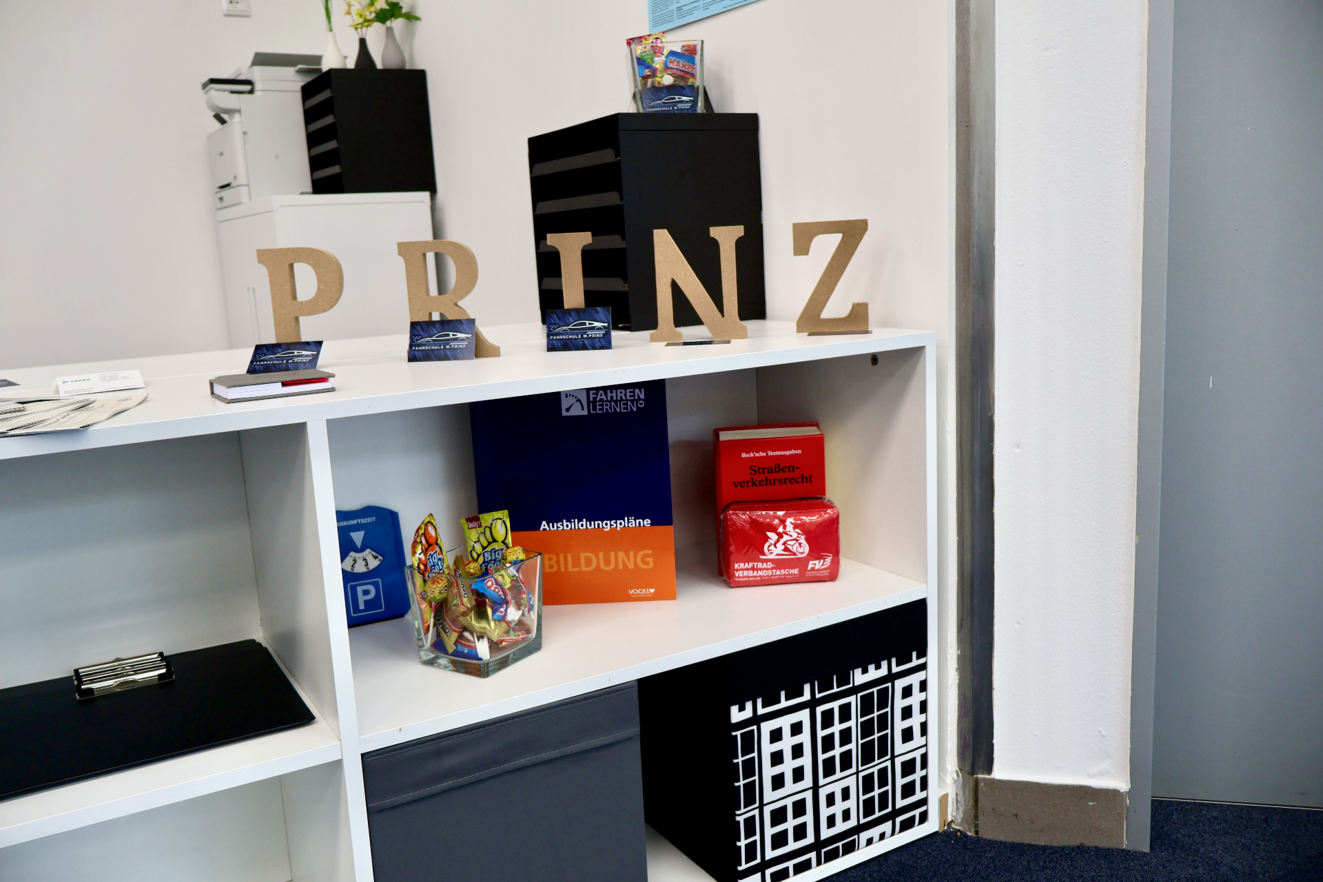 PRINZ-Schriftzug und Lernmaterial in Paderborn