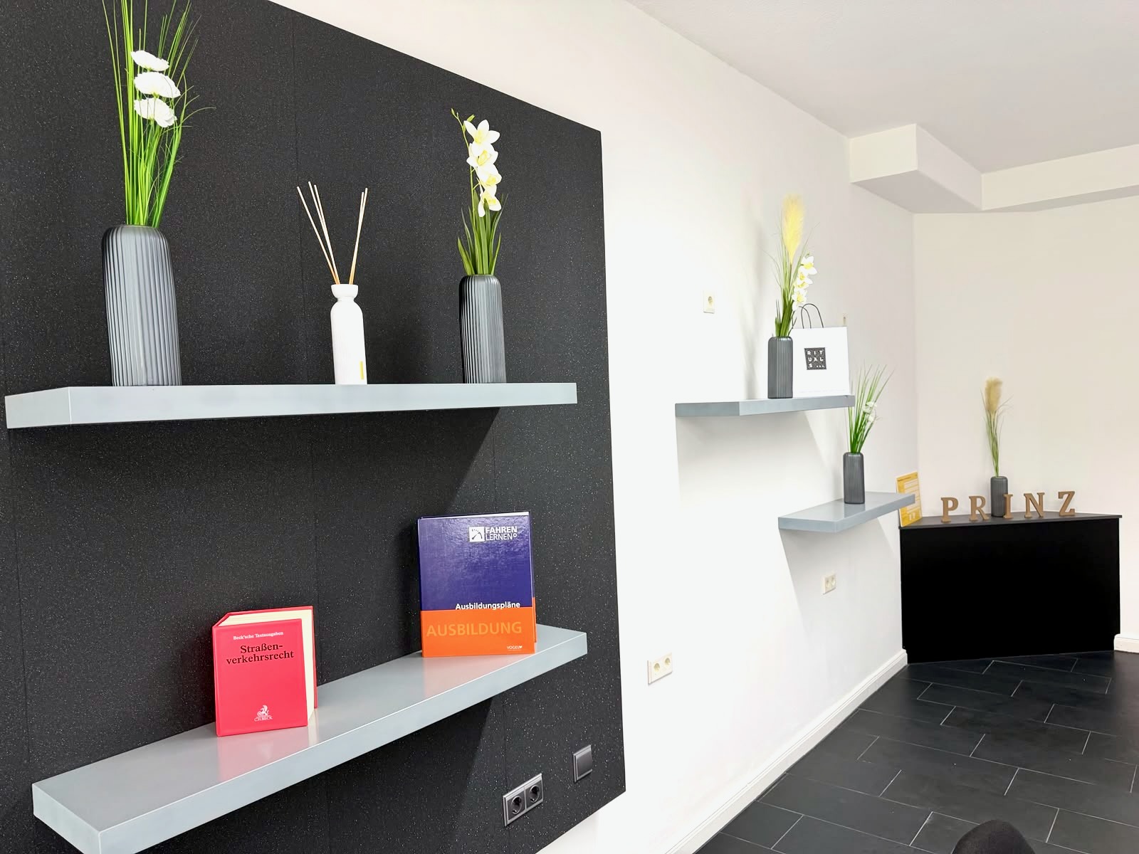 Regale mit Lernmaterial in Borchen