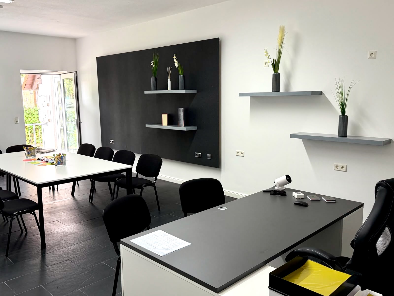 Schulungsraum Borchen mit Beamer-Tisch