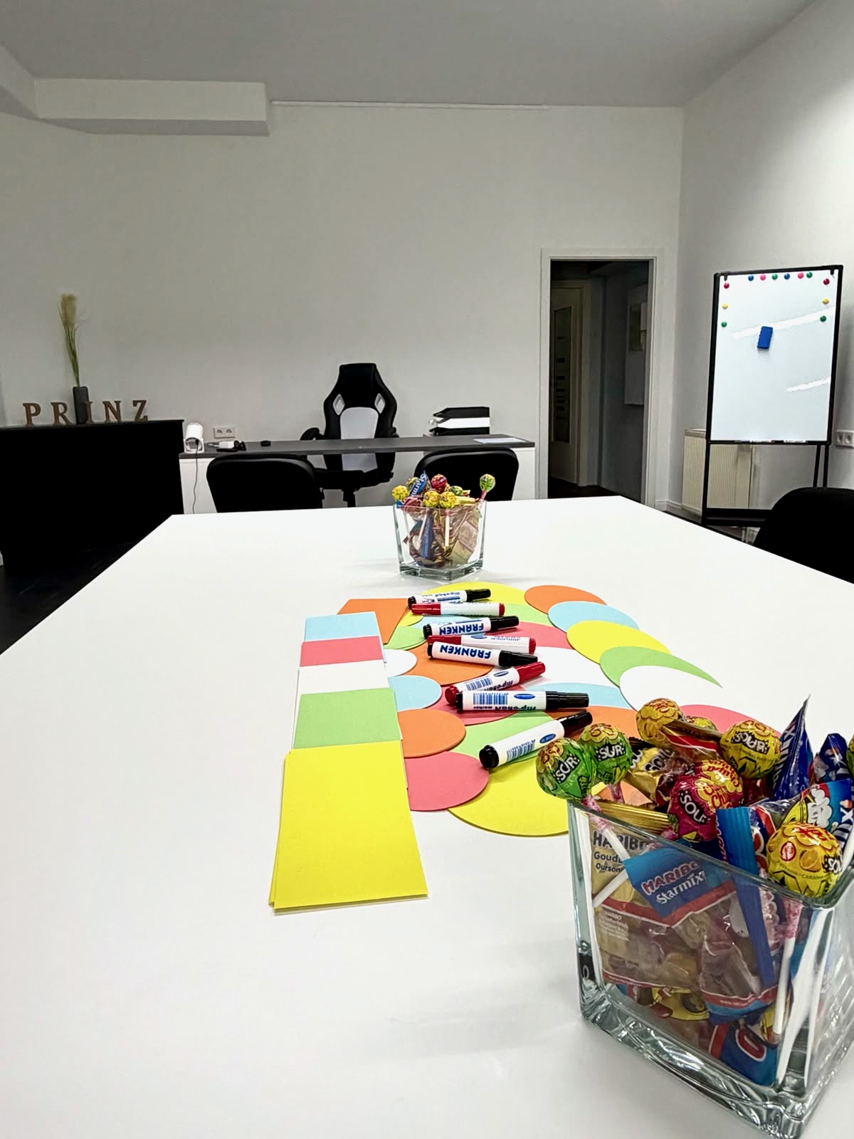 Besprechungstisch mit Materialien in Borchen