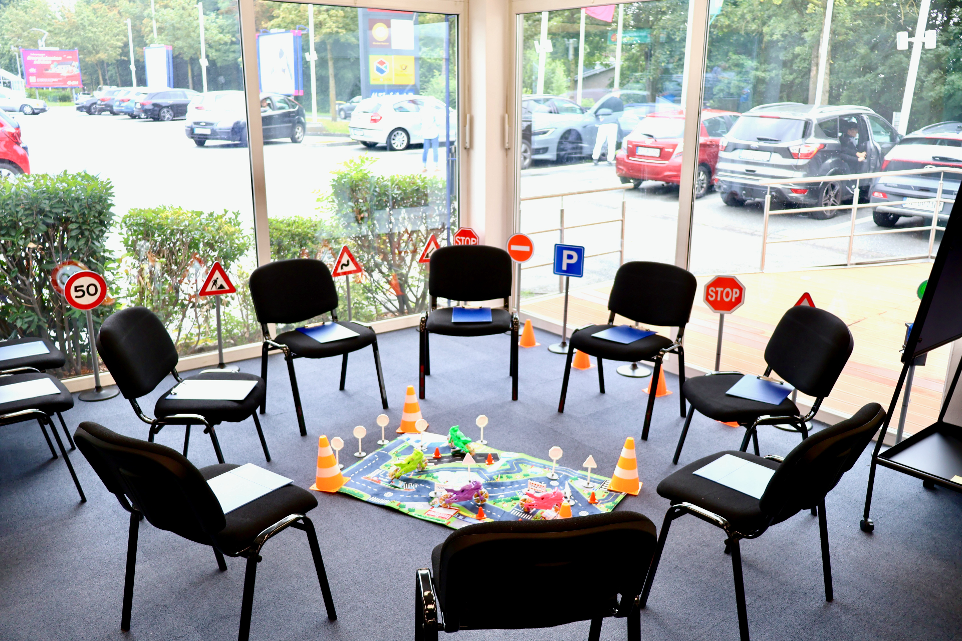 Schulungsraum mit Verkehrsschildern in Paderborn